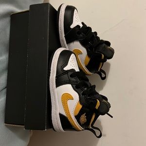 A 4c in baby’s size gently used Jordans 1’s Mid